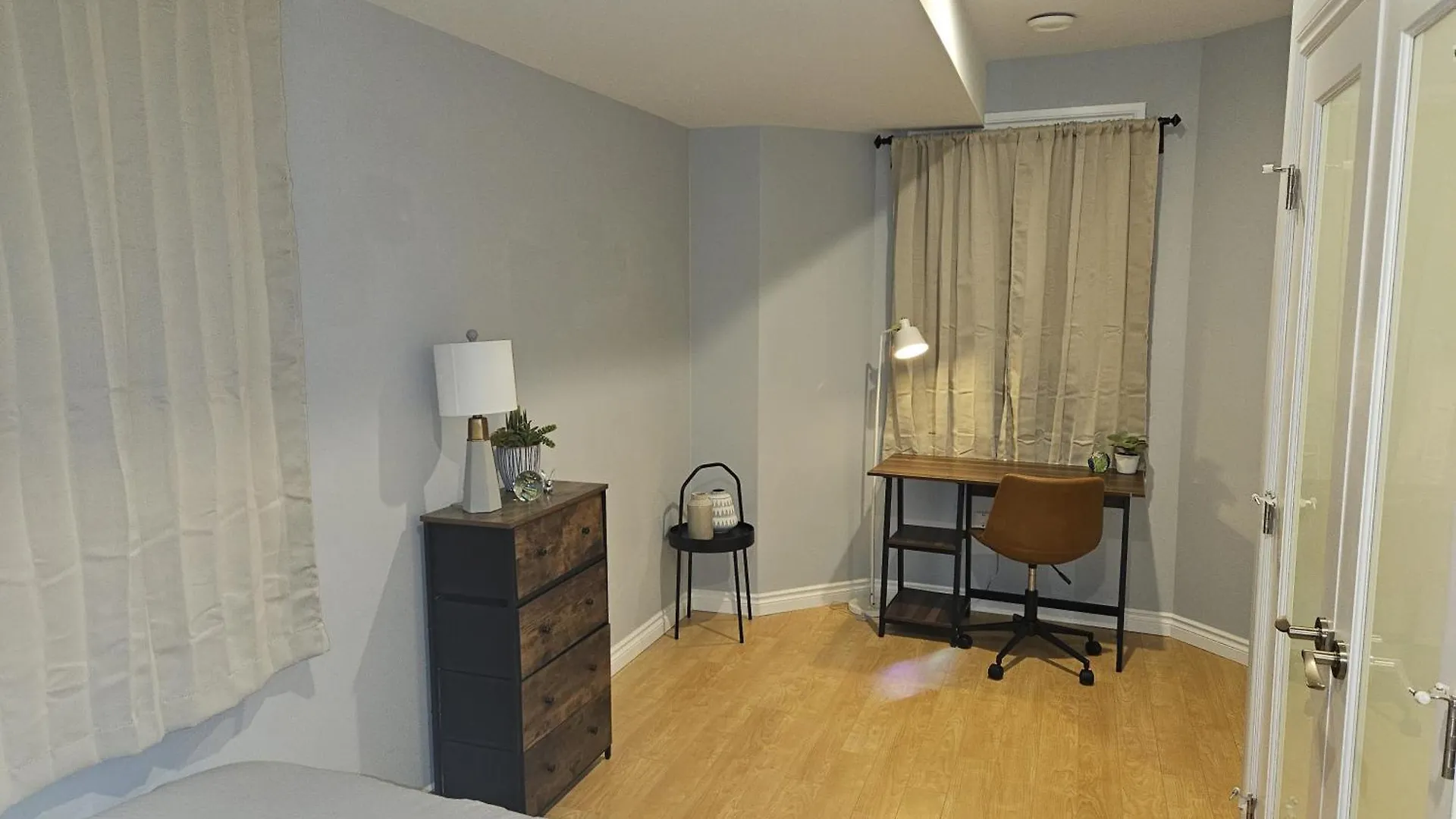 River Valley Basement Suite Near Downtown Эдмонтон