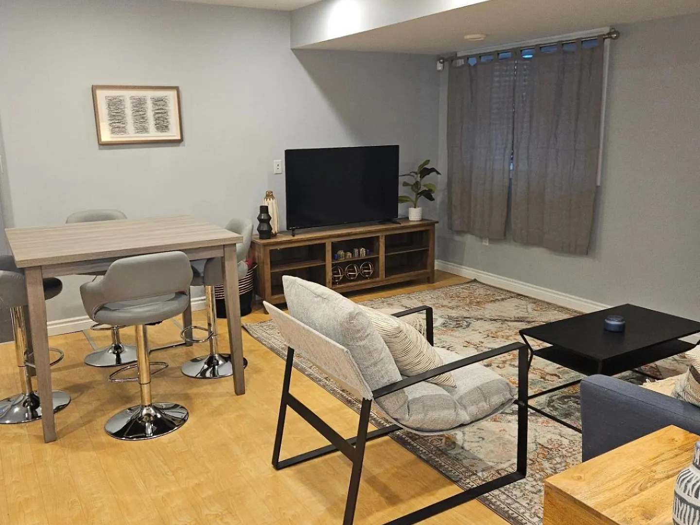River Valley Basement Suite Near Downtown 0*, Эдмонтон Канада